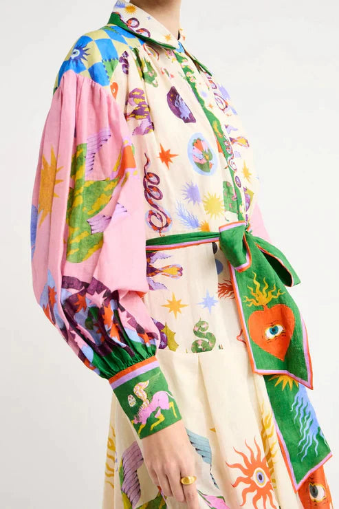 ein langes kleid im vintage-stil mit druck