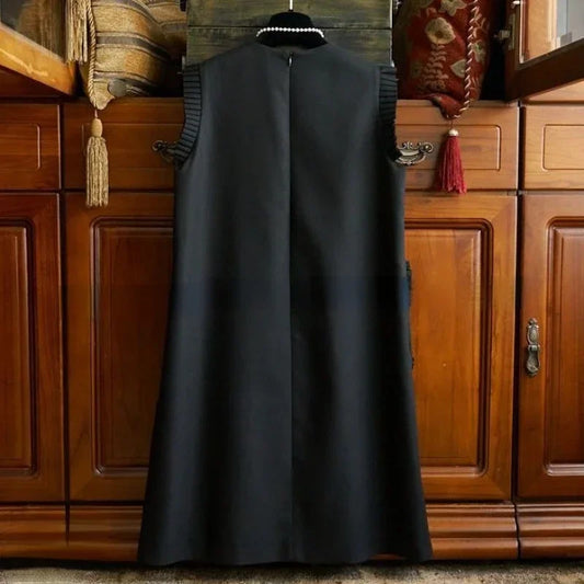 Ärmelloses Kleid mit Blumenapplikationen