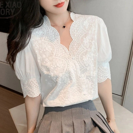 Damen-Bluse mit Blumenstickerei, ausgehöhlt