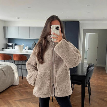 Damen Kuschelige Fleecejacke mit hohem Kragen und samtiger Textur Merchesia