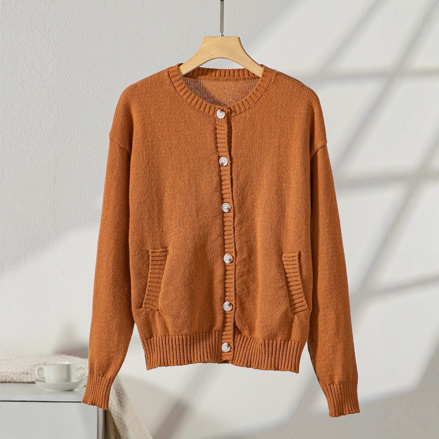 Damen elegante Strickjacke mit Knopfdetails und praktischen Taschen Merchesia