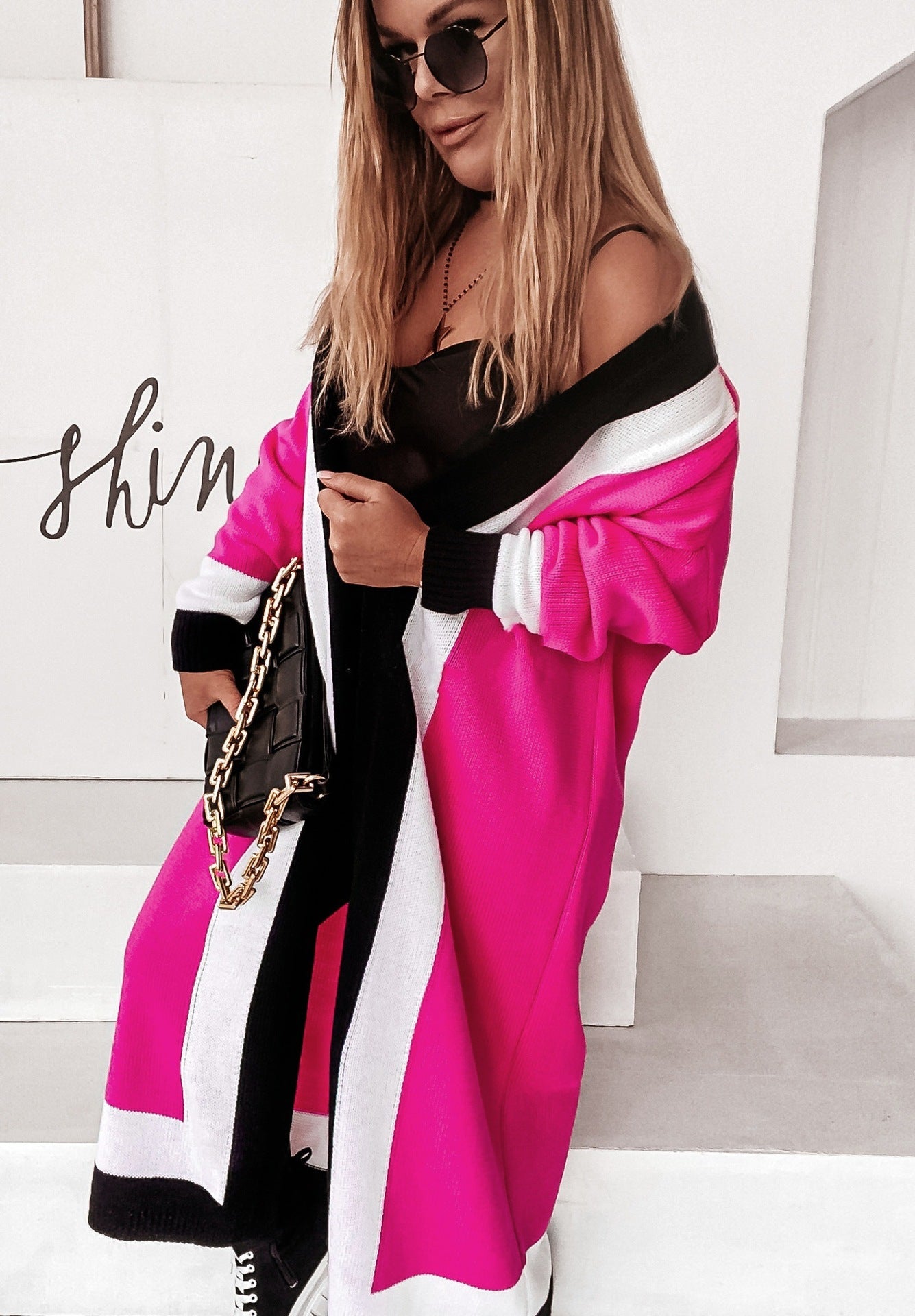 Damen modischer Langstrickmantel mit ausgefallenem Farbblockdesign und breitem Kragen Merchesia