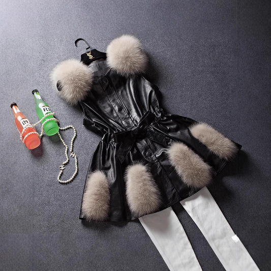 Damen Eleganter Kunstledermantel mit Kunstfellakzenten und Gürtel Merchesia