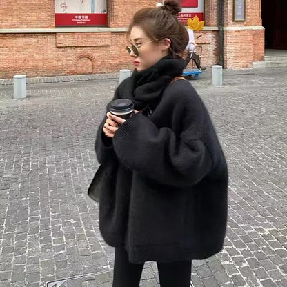 Damen Oversized Strickjacke aus hochwertigem Mohair-Mix mit tiefem V-Ausschnitt und praktischen Taschen Merchesia