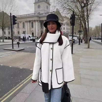 Damen Kuschelige Fleecejacke mit eleganten Fransen und Knopfdetail Merchesia