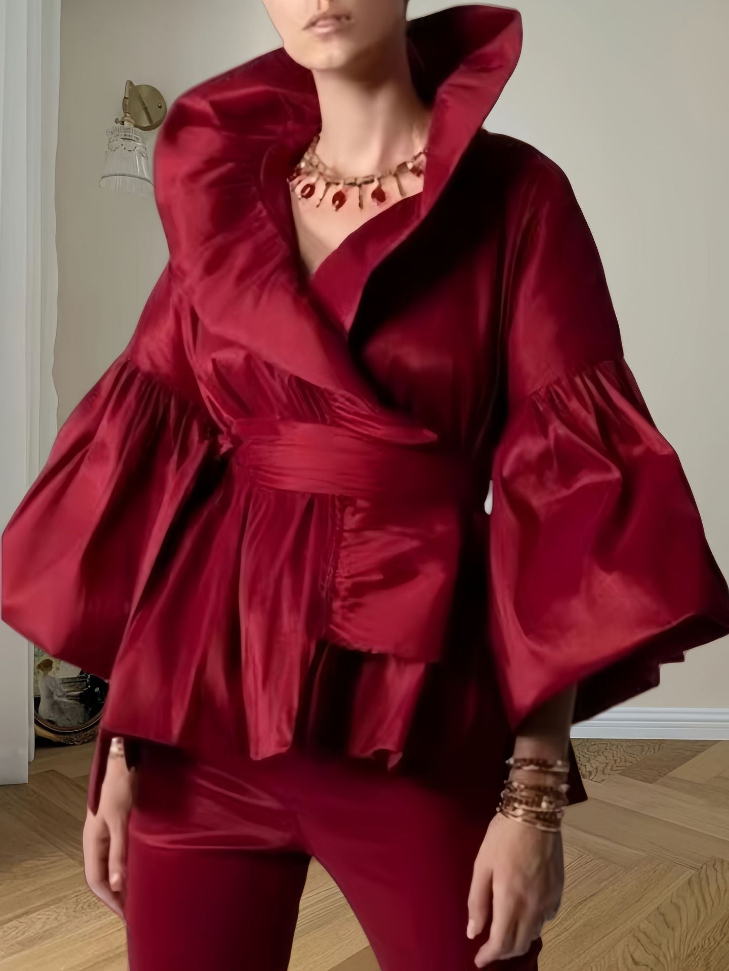 Damen Elegante Wickeljacke mit voluminösen Ärmeln und modernem Kragen Merchesia