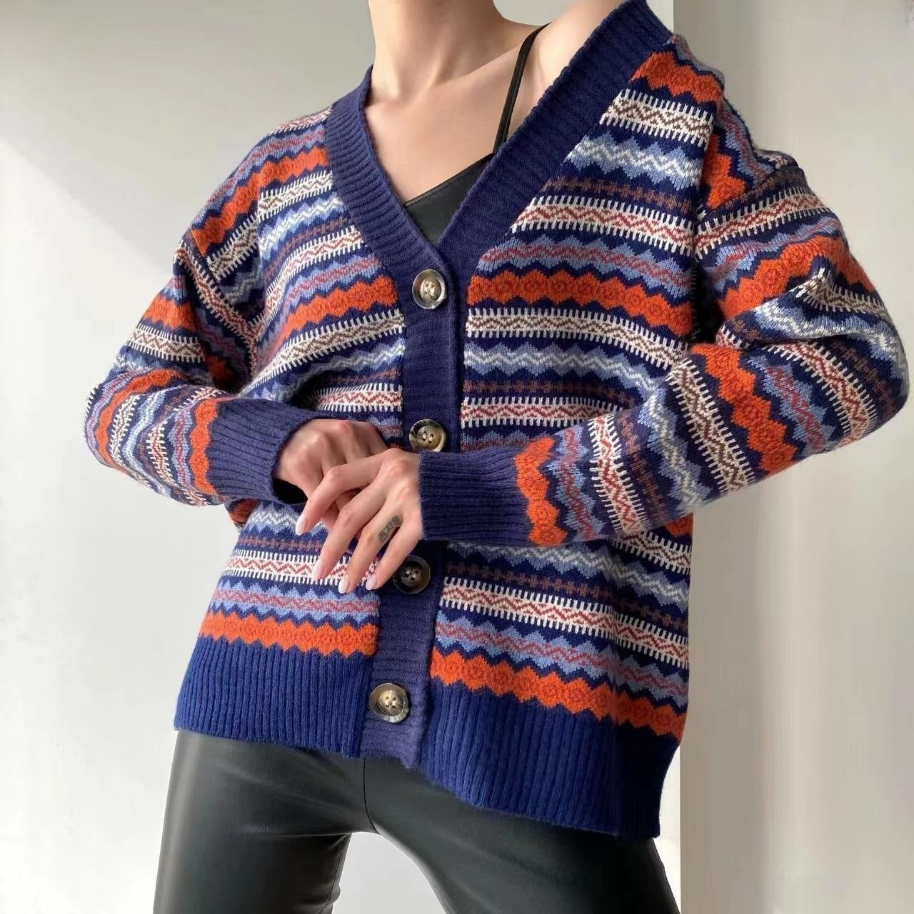 Damen lässiger Strickcardigan mit buntem Muster und Knopfleiste Merchesia