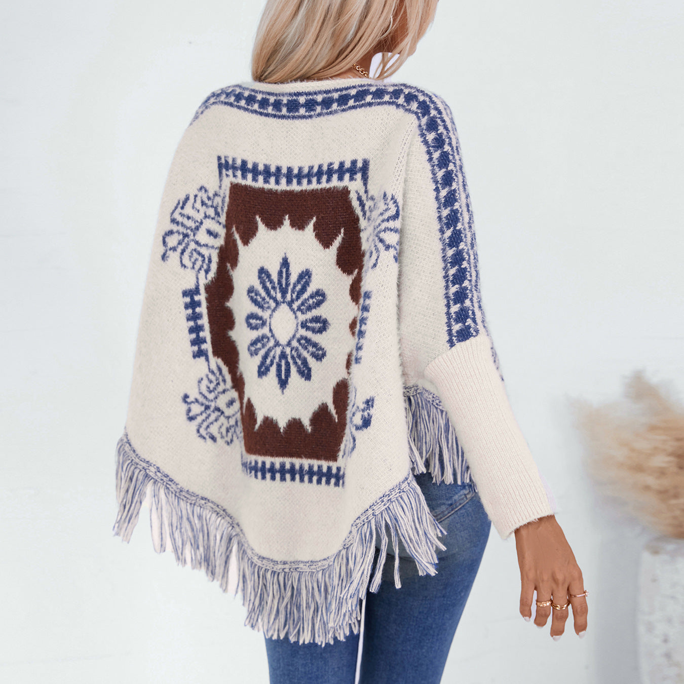 Damen eleganter Strickponcho mit kunstvollem Muster und fransigem Abschluss Merchesia