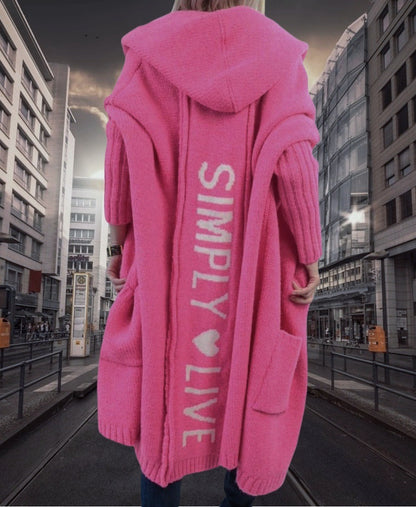 Damen Oversized Strickmantel mit Hoodie und auffälligem Schriftzug Merchesia