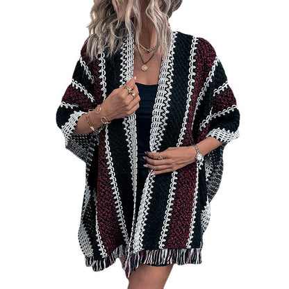 Damen Strickponcho mit V-Ausschnitt und Fransen Merchesia