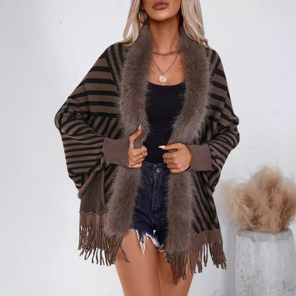 Damen Strickponcho mit elegantem Kunstfellkragen und fransigem Design Merchesia