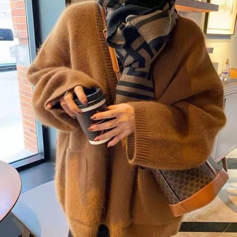 Damen Oversized Strickjacke aus hochwertigem Mohair-Mix mit tiefem V-Ausschnitt und praktischen Taschen Merchesia