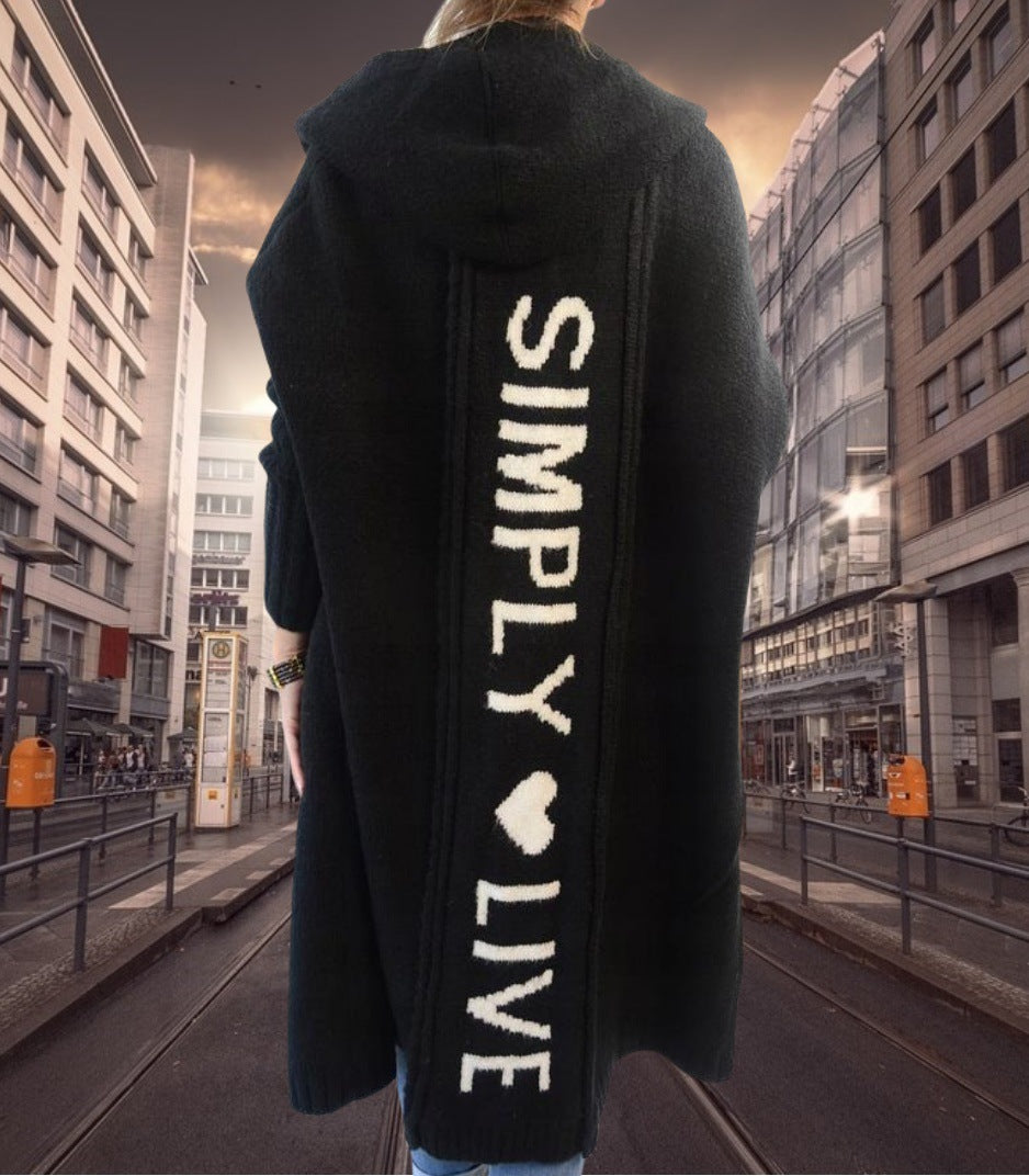 Damen Oversized Strickmantel mit Hoodie und auffälligem Schriftzug Merchesia