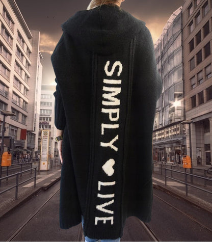 Damen Oversized Strickmantel mit Hoodie und auffälligem Schriftzug Merchesia