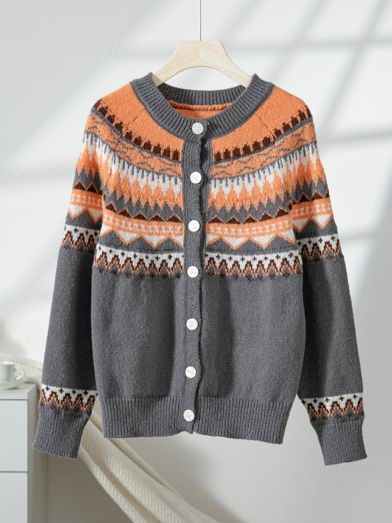 Damen Strickjacke mit aufwendigen geometrischen Mustern und nachhaltigem Material Merchesia