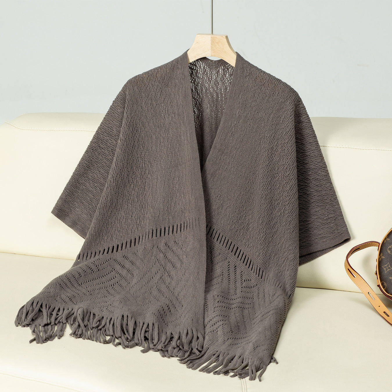 Damen eleganter Strickponcho mit fransigen Details und markantem Muster Merchesia