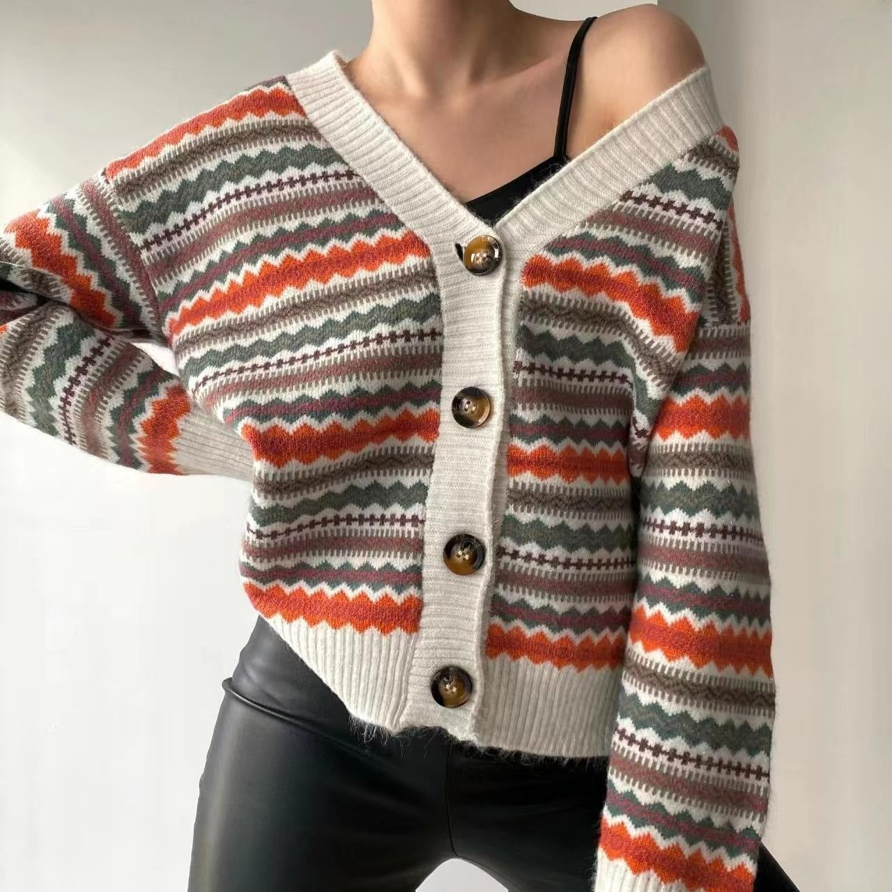 Damen lässiger Strickcardigan mit buntem Muster und Knopfleiste Merchesia