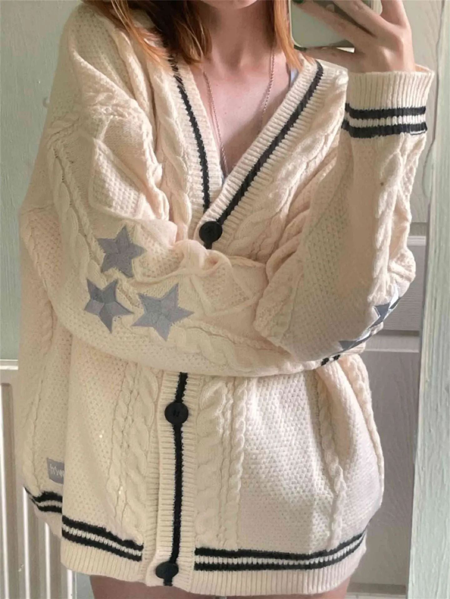 Damen Grob gestrickte Cardigan mit Sternenapplikationen und Knopfverschluss Merchesia
