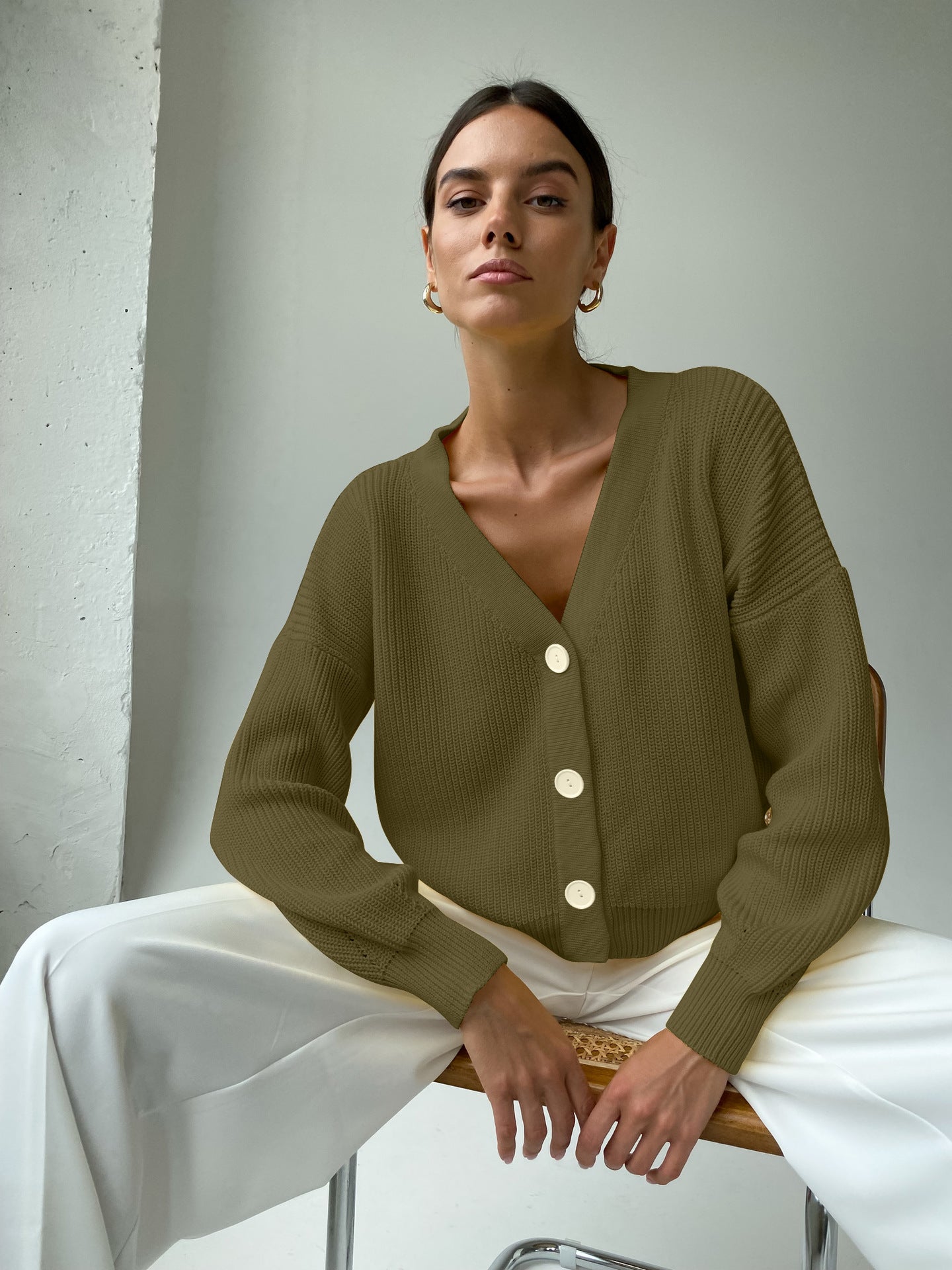 Damen kuschelige Strickjacke mit umschlagbaren Ärmeln und modischen Knopfdetails Merchesia