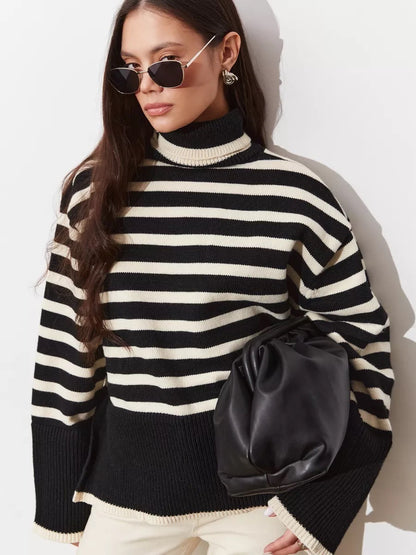 Damen Gemütlicher Rollkragenpullover mit klassischen Streifen und modischen Details Merchesia