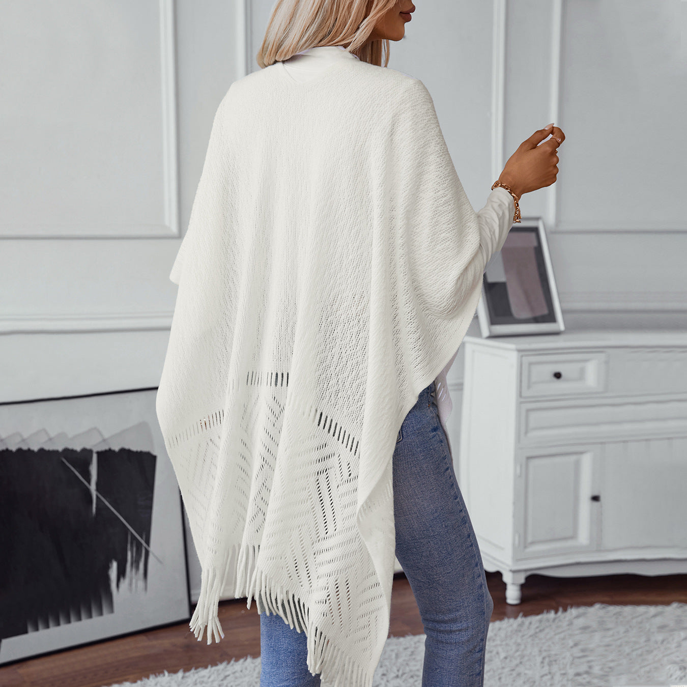 Damen eleganter Strickponcho mit fransigen Details und markantem Muster Merchesia
