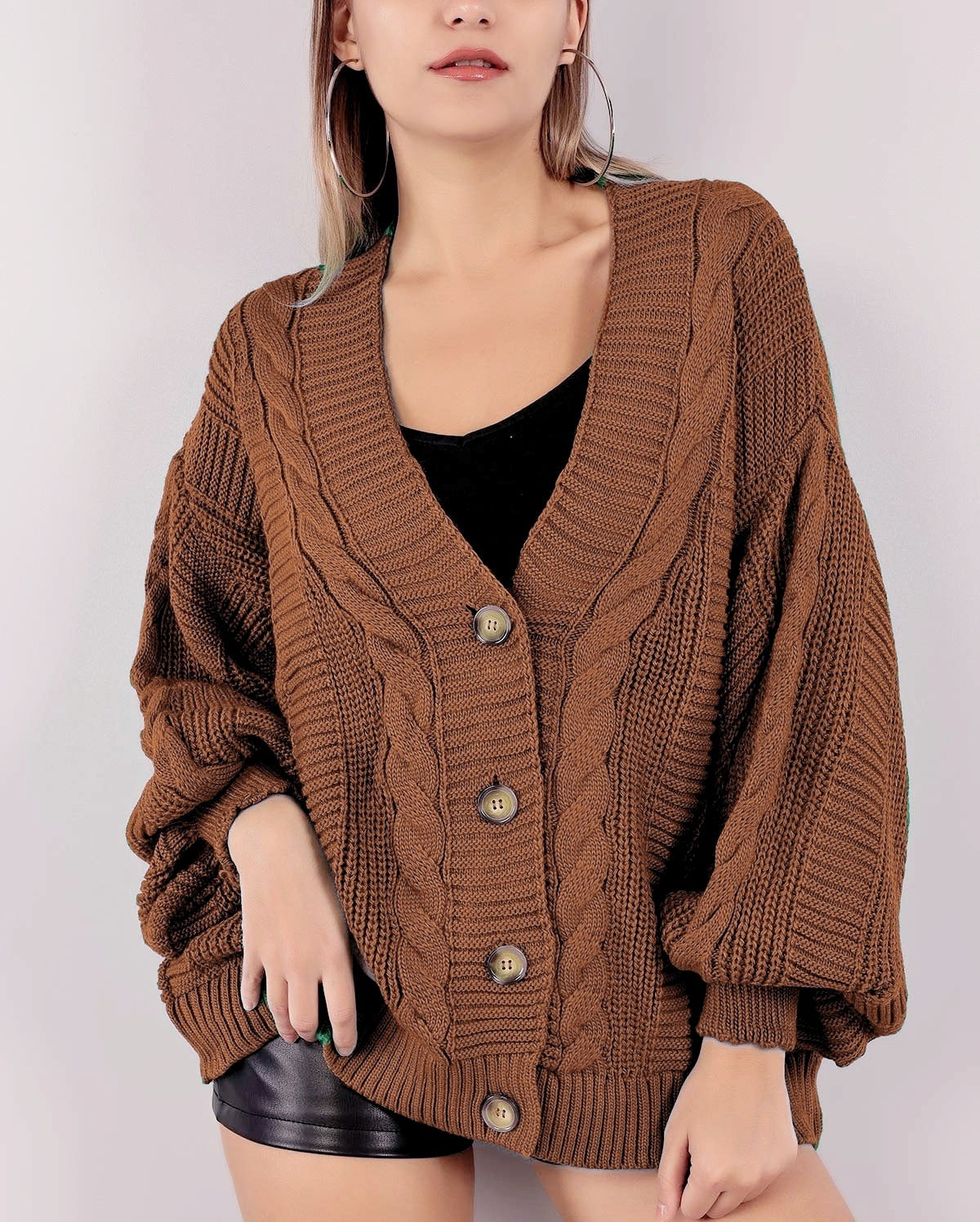 Damen Grobstrickjacke mit eleganter Knopfleiste und voluminösen Puffärmeln Merchesia