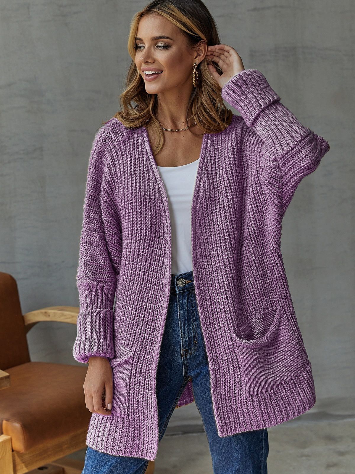 Damen Grobstrickjacke mit tiefem V-Ausschnitt und praktischen Taschen Merchesia