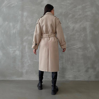 Damen Modischer Trenchcoat mit eleganten Details und doppelt geknöpfter Front Merchesia