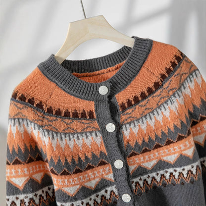 Damen Strickjacke mit aufwendigen geometrischen Mustern und nachhaltigem Material Merchesia