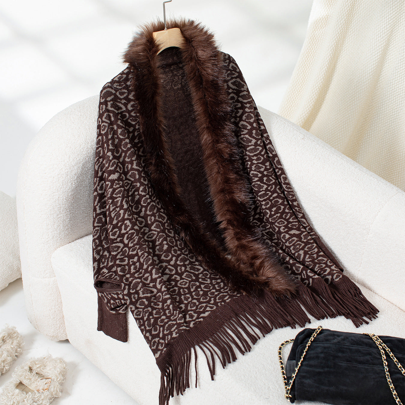 Damen eleganter Strickponcho mit luxuriösem Kunstfellkragen und fransigem Saum Merchesia