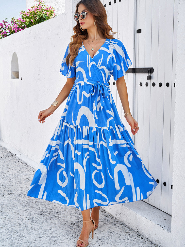 Blaues Bohemian-Kleid mit tiefem V-Ausschnitt und ausgestellten kurzen Ärmeln