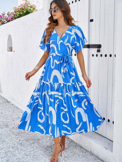 Blaues Bohemian-Kleid mit tiefem V-Ausschnitt und ausgestellten kurzen Ärmeln