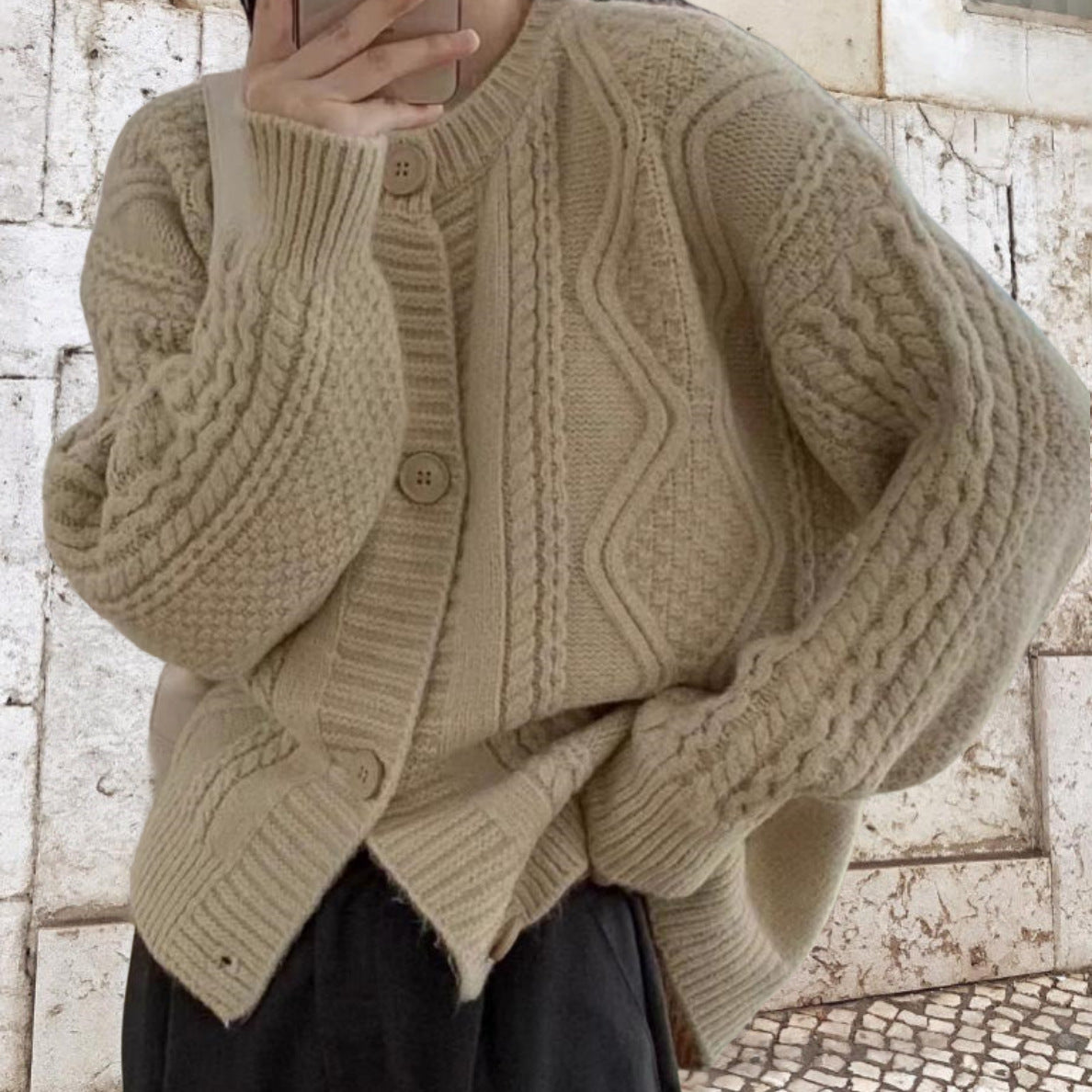 Damen Strickjacke im angesagten Zopfmuster und lässiger Silhouette Merchesia