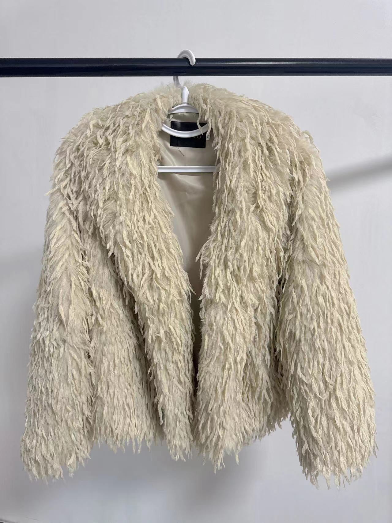 Damen Flauschige Kurzjacke aus Kunstpelz mit tiefem Schnitt Merchesia