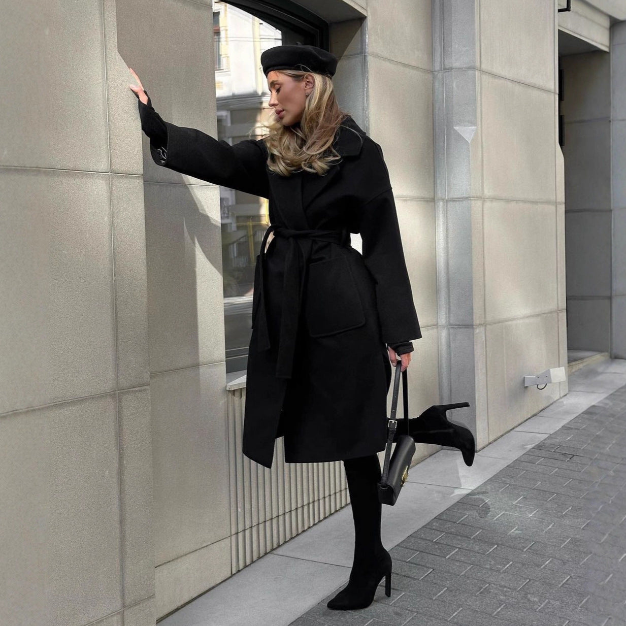 Damen Eleganter Übergangsmantel mit breitem Revers und Gürteldetail Merchesia