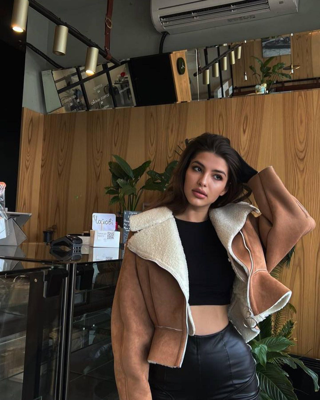 Damen trendige Kurzjacke mit flauschigem Innenfutter und Reißverschluss Merchesia