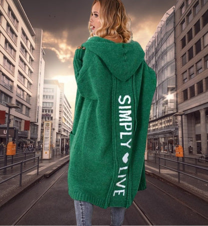 Damen Oversized Strickmantel mit Hoodie und auffälligem Schriftzug Merchesia