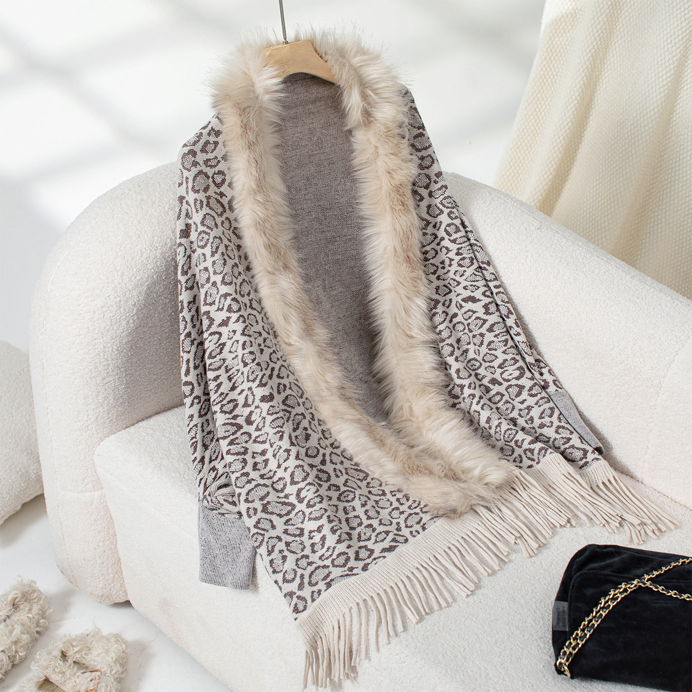 Damen eleganter Strickponcho mit luxuriösem Kunstfellkragen und fransigem Saum Merchesia