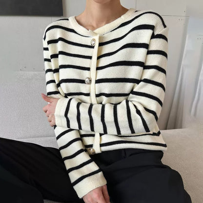 Damen modischer gestreifter Cardigan mit Knopfdetails und weichem Material Merchesia