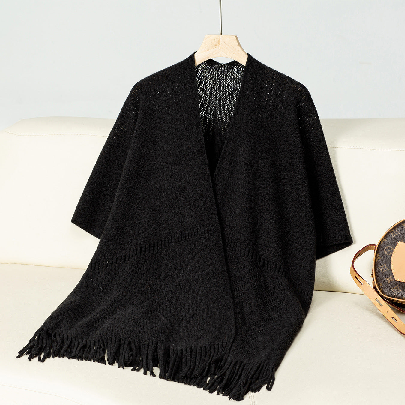 Damen eleganter Strickponcho mit fransigen Details und markantem Muster Merchesia