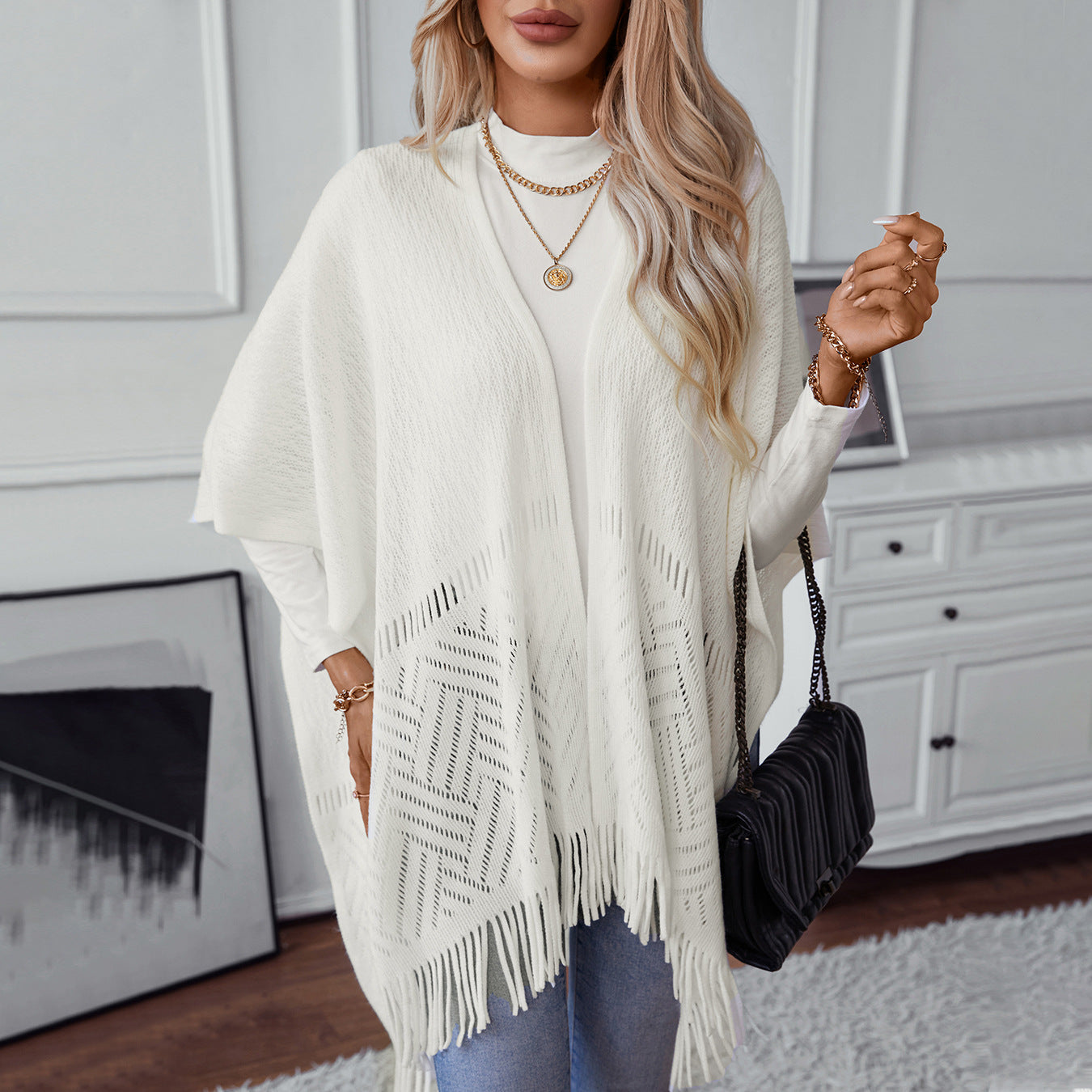 Damen eleganter Strickponcho mit fransigen Details und markantem Muster Merchesia
