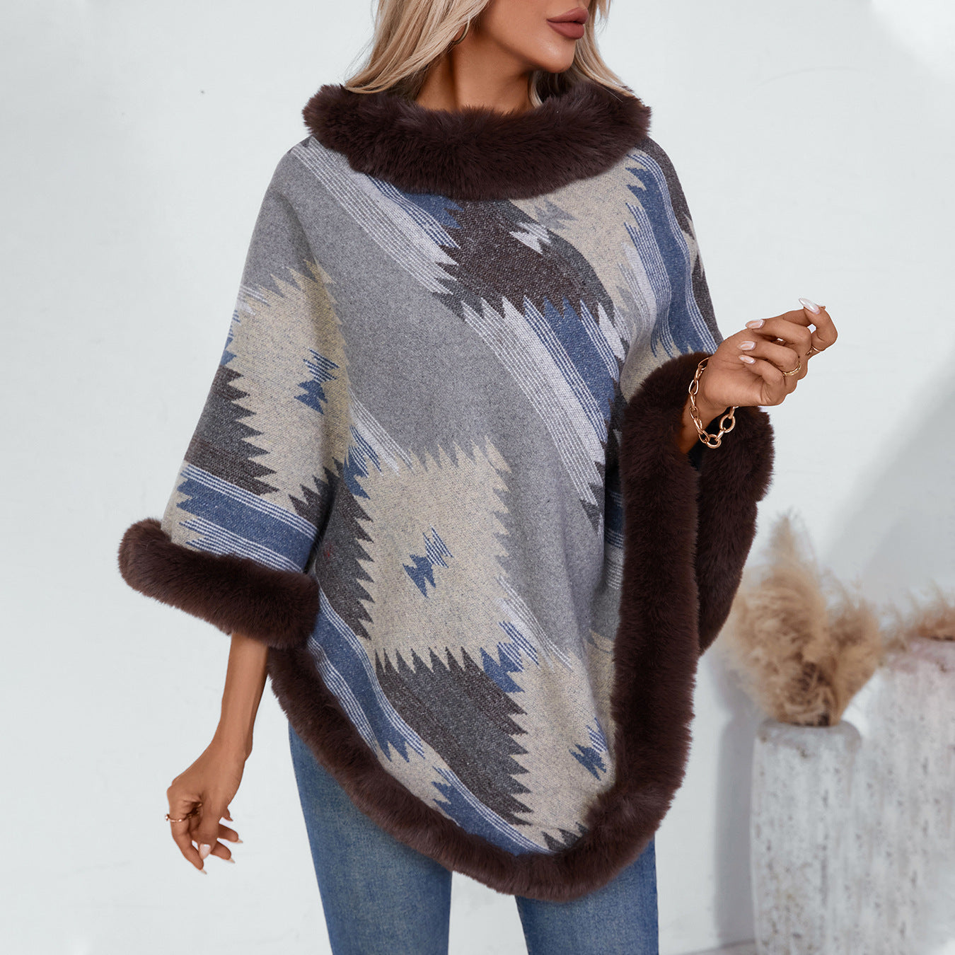 Damen Kuschelpullover mit hochwertigem Kunstfellbesatz und geometrischem Muster Merchesia