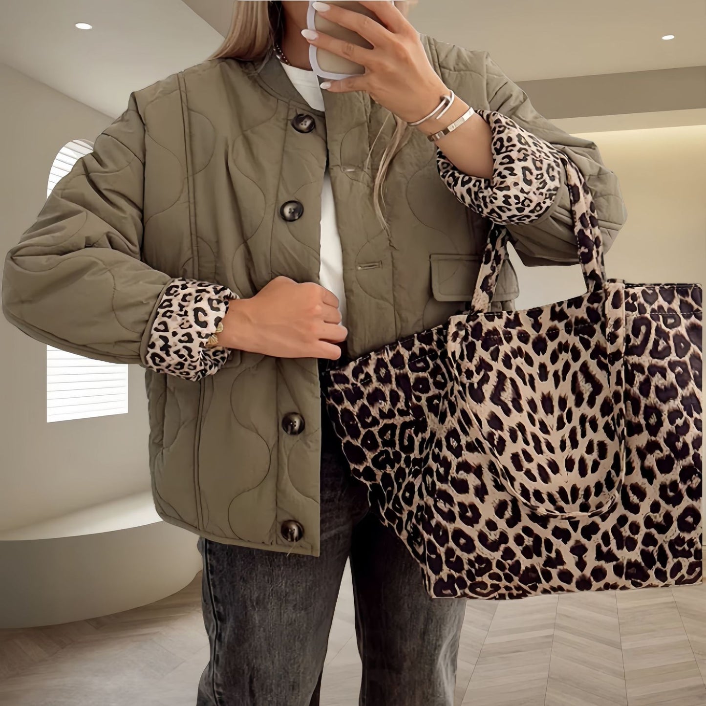 Damen gesteppte Leichtjacke mit trendigen Animal-Print-Ärmeln Merchesia