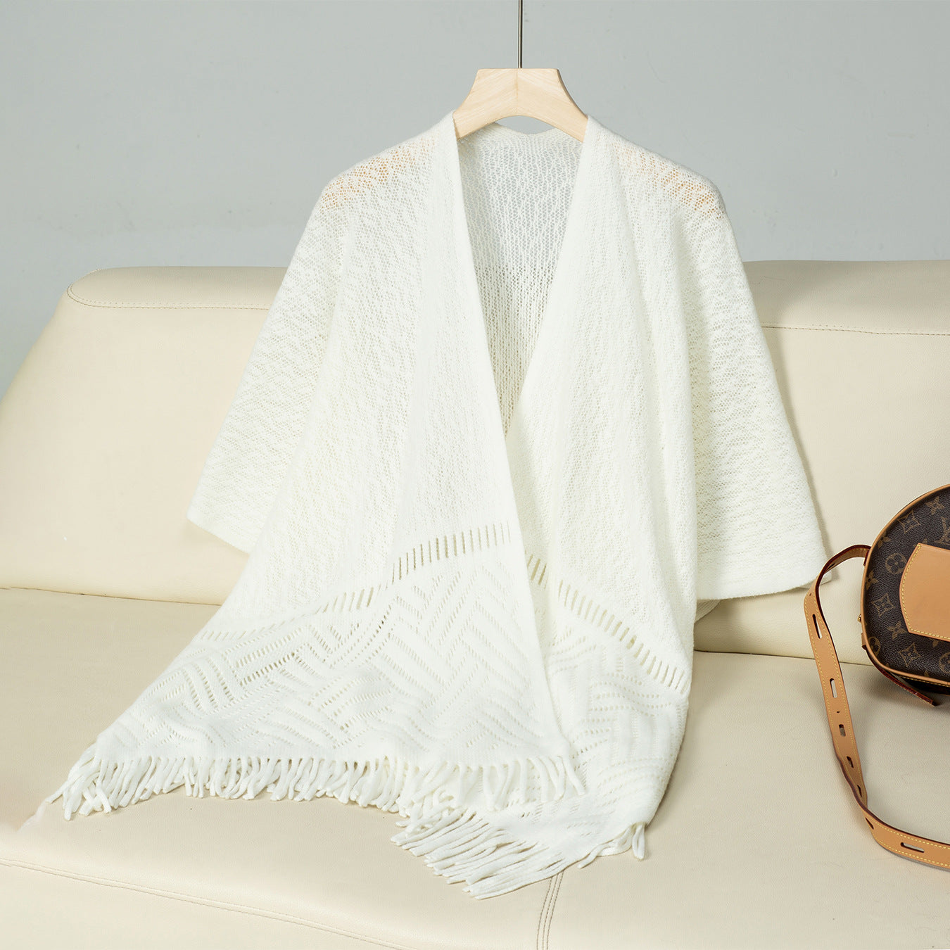 Damen eleganter Strickponcho mit fransigen Details und markantem Muster Merchesia