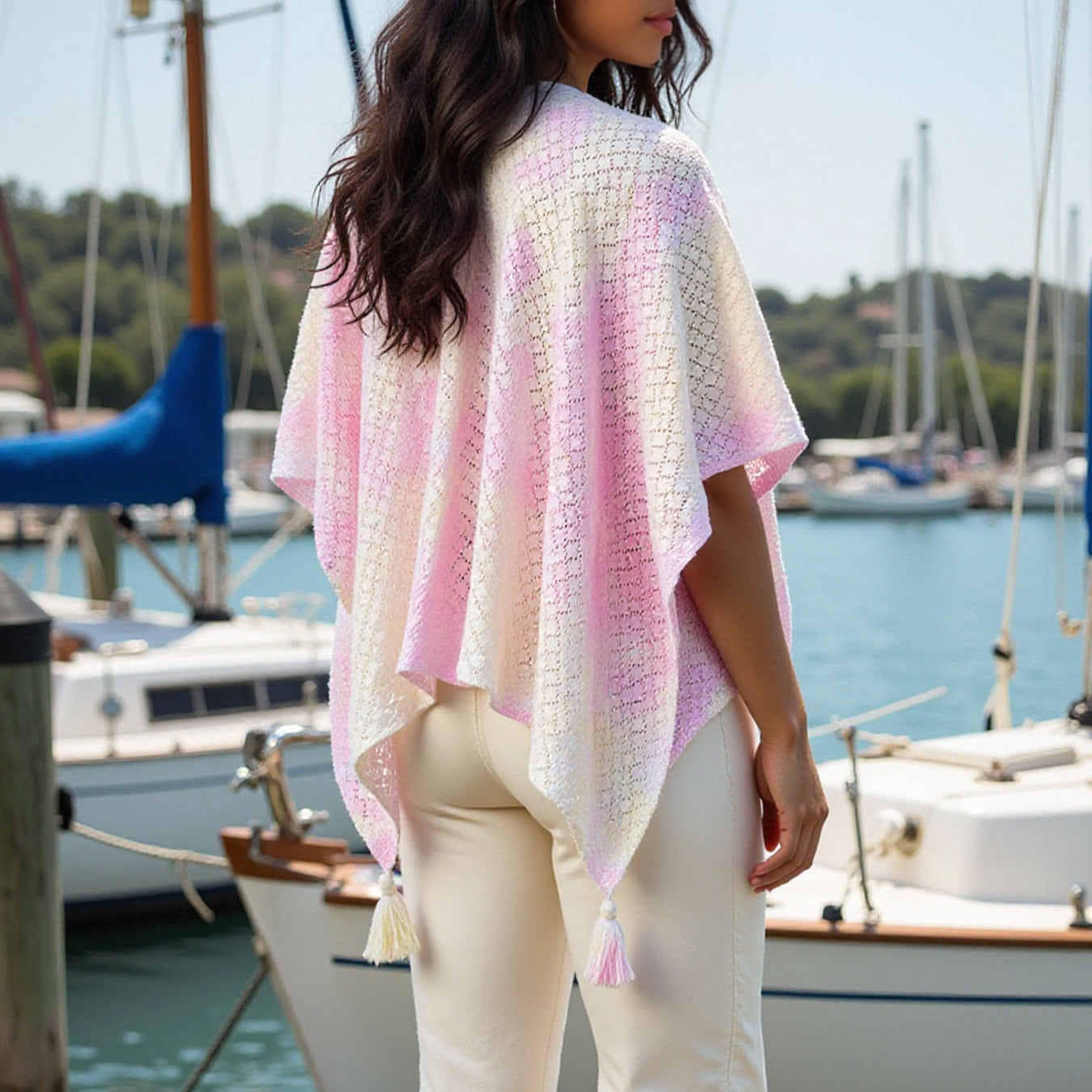 Damen luftiger Strickponcho mit dekorativen Quasten Merchesia