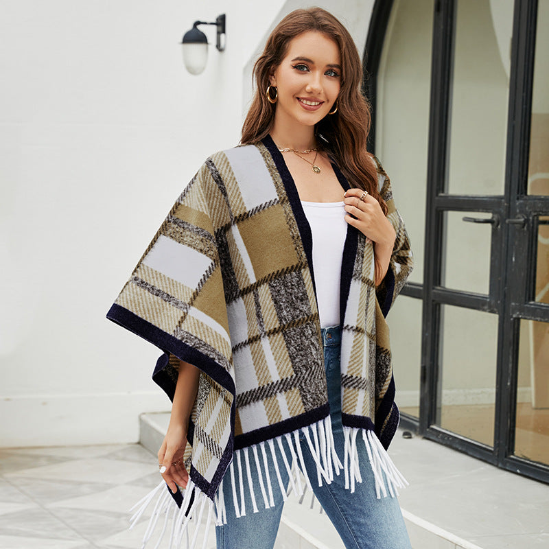 Damen eleganter Poncho mit modernem Karomuster und Fransen Merchesia