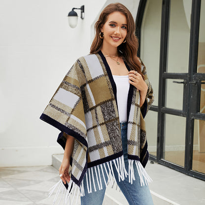 Damen eleganter Poncho mit modernem Karomuster und Fransen Merchesia