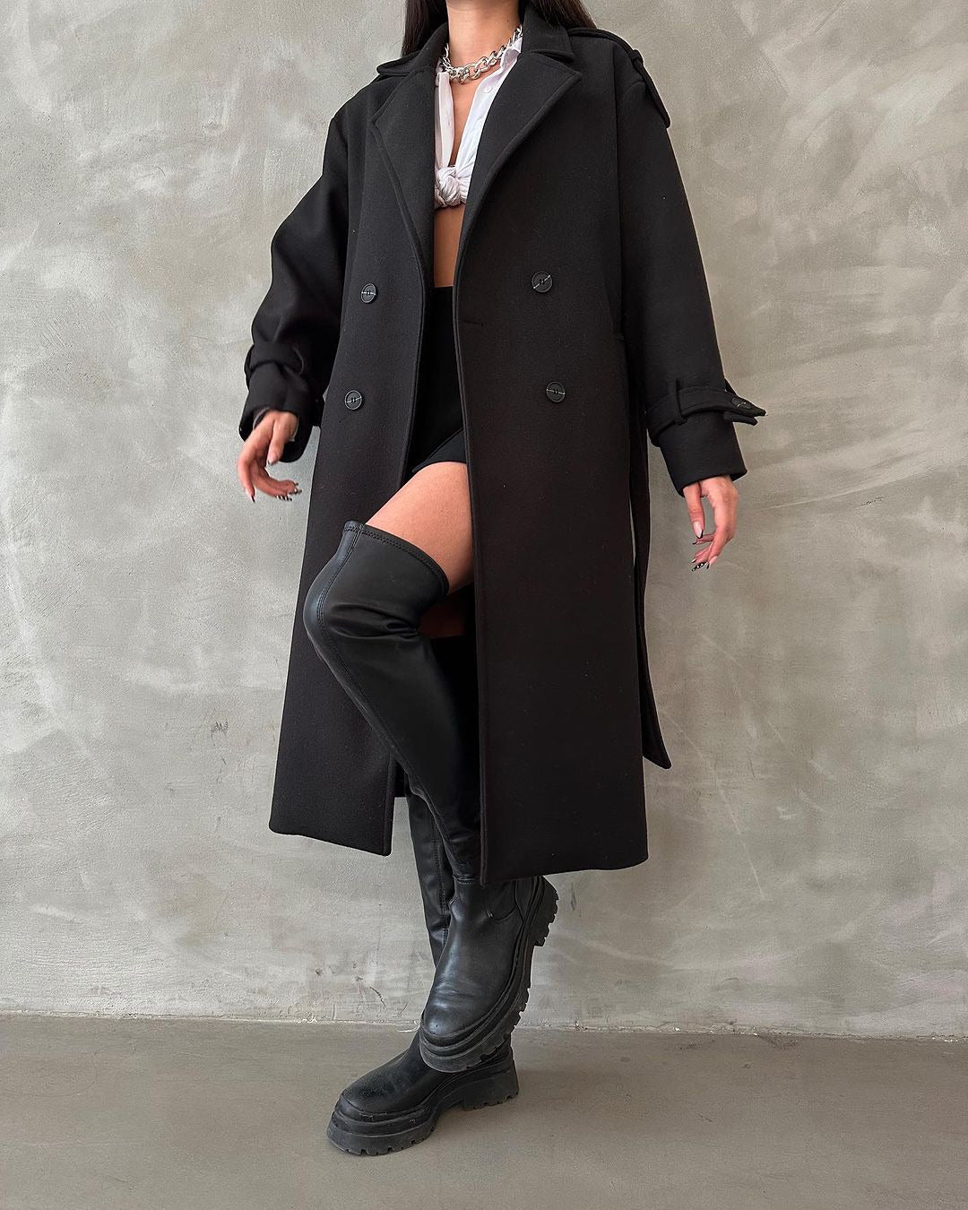 Damen Modischer Trenchcoat mit eleganten Details und doppelt geknöpfter Front Merchesia