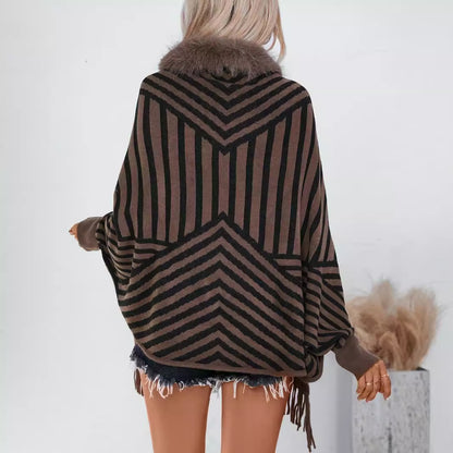Damen Strickponcho mit elegantem Kunstfellkragen und fransigem Design Merchesia