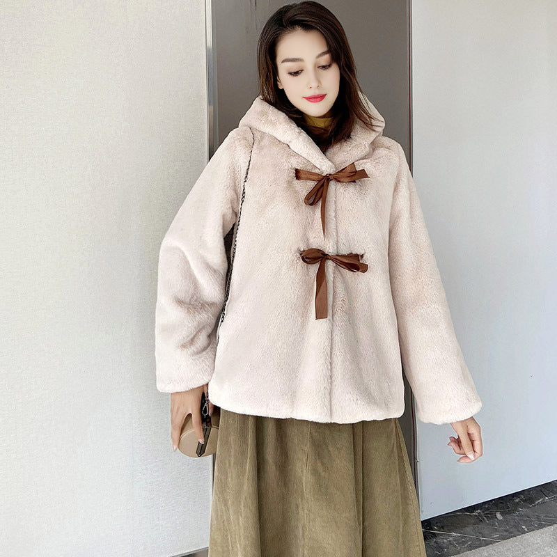 Damen Kuschelige Kunstpelzjacke mit Kapuze und Schleifendetails Merchesia